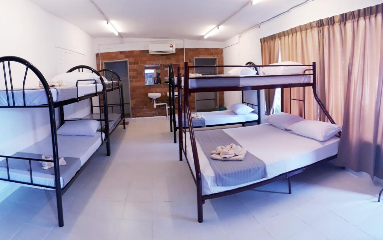 Dorm Master Pansiyon Padang Mat Sirat Dış mekan fotoğraf